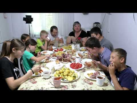 Присоединяйтесь за наш большой стол.