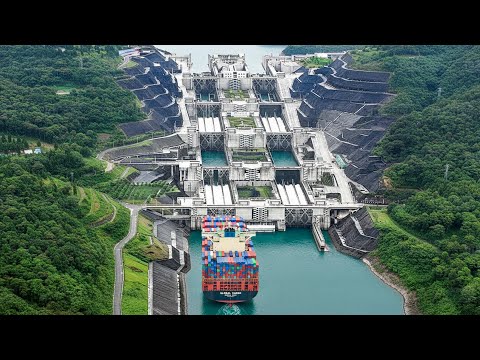 How World’s Biggest Container Ships Transit The Super Old Panama Canal