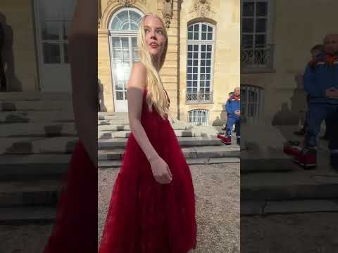 #anyataylorjoy llegó como embajadora al desfile de Dior