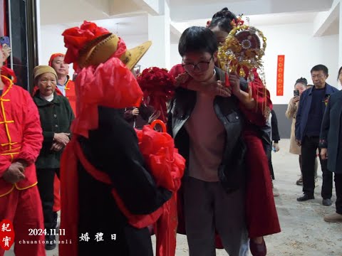 鞭炮很响场面很热闹， 可是所有婚礼当天的新娘却怎么也笑不出来，可能每个女孩只有结婚当天才能体会到离开父母的不舍，舍不得自己作为女儿的身份，舍不得离开养育了20几年的家，舍不得左邻右舍@田田田 #黔江