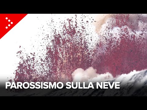 Etna, parossismo dal cratere di nord Est: fontane di lava e boati sulla vetta innevata
