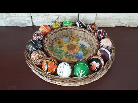 Поднос из газетных трубочек для кулича и крашеных яиц