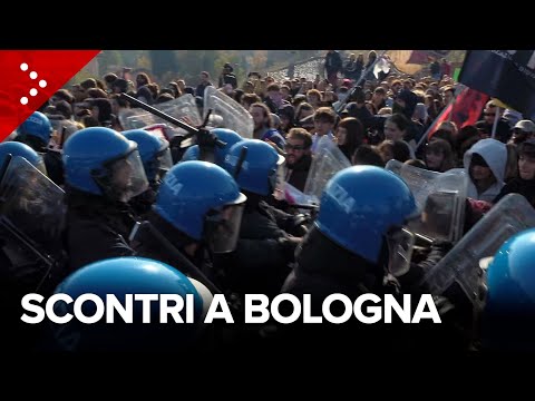 Sciopero studenti, scontri a Bologna tra manifestanti e polizia