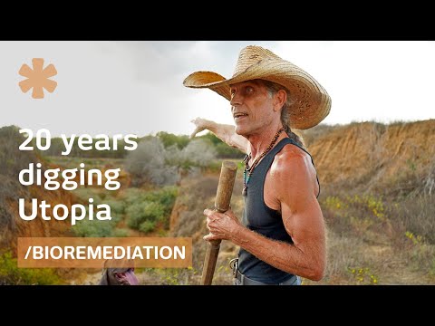 Tiny Texas Houses pioneer digs personal lake & crafts village around it