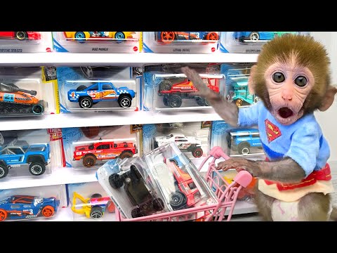 Singe Bon Bon est émerveillé par les super voitures en faisant du shopping avec le petit ours
