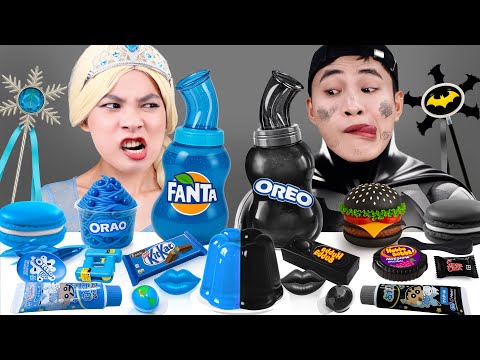 ASMR MUKBANG 파란색 음식 Vs 검은색 음식 챌린지 | ASMR 먹방 엘사 공주 겨울왕국 Vs 배트맨과 함께