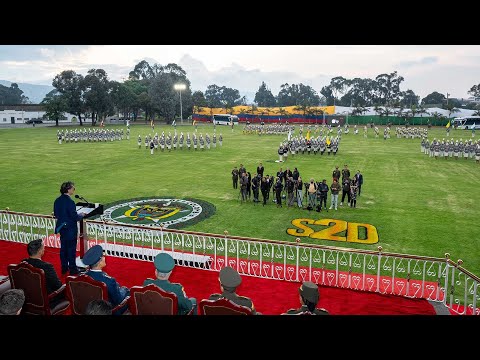 Presidente Petro en la ceremonia de ascenso e imposición de insignias de señores oficiales [...]