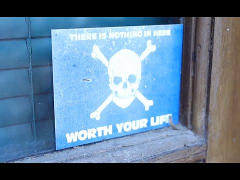 Exploring a dangerous hoarder house. Synthwave / Horrorwave music. No commentary.