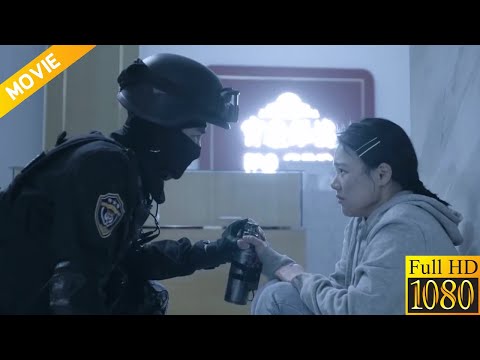 The SWAT officer saves a girl from criminals—their eyes meet, and love begins at that moment!