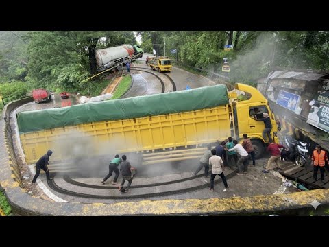 NYAWA DI UJUNG TANDUK! Perjuangan Supir Lintas Taklukan Sitinjau Lauik yang Sedang Mengamuk!