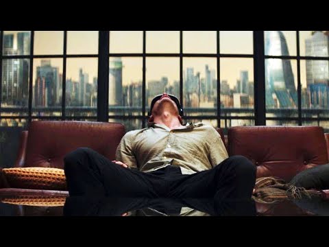 這真是腦洞大開的科幻片,未來太陽變得有毒,人類無法出門只能在虛擬環境中進行一切活動!