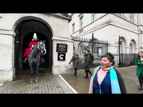 The Guard couldn’t resist smiling at the Japanese visitors and the respectful lady ✊