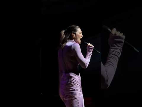 Katharine McPhee sings Cry Me a River on 2025 tour