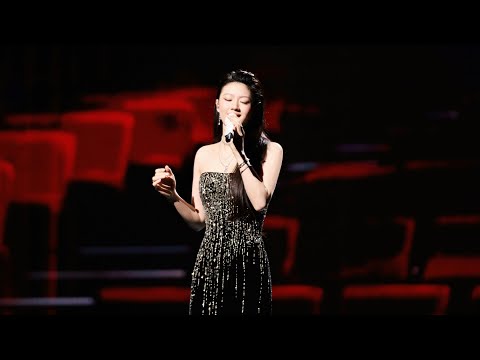 单依纯献唱《君》 第38届中国电影金鸡奖颁奖典礼