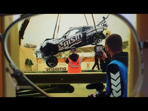 My friend made smoke with his car, and I filmed it.