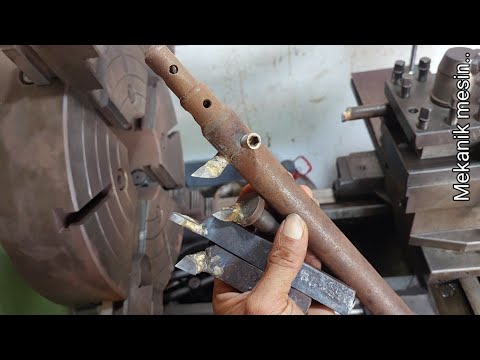 Several types of lathe tools that turners must have.