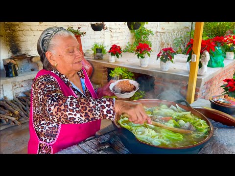 Este caldo nos recuerda a la casa de la abuela ¡CAZUELA! || Ay Nomas