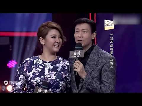 明星郑少秋鼎力助阵女儿，现场唱跳《笑看风云》帅气极了Zheng Shaoqiu supported daughter, Laughing and Watching the Wind and Cloud