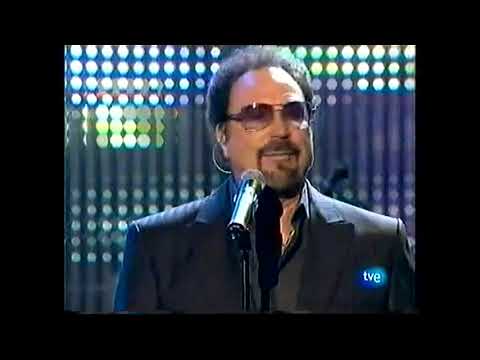 TOM JONES - Give A Little Love ('Feliz 2009' Spanish TV)