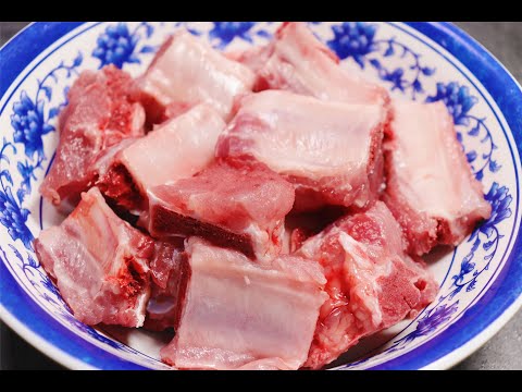 清洗排骨的正确方法，教你一招，脏东西全泡出，排骨煮出来更美味