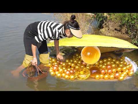 Uncovering Nature's Secret:Rural Girl Finds a Giant, Bizarre Clam in the Wild and Hits Pearl Jackpot