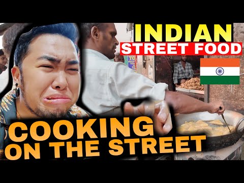 INDIAN STREET FOOD 🇮🇳 COOKING ON THE STREETS OF NEW DELHI 😱