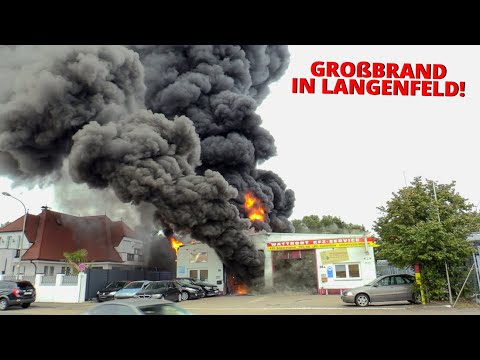 [GROßBRAND MIT EXPLOSIONEN!] - KFZ-Werkstatt in Vollbrand | Massive Rauchentwicklung | Langenfeld -
