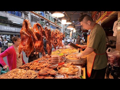 中国重庆市中心早市美食，IShowSpeed来中国吃的荣昌卤鹅，重庆人从小就吃的油茶，糯米饺子，只要10元的自助餐，麻辣鲜香的白砍鸡，一棵大树下面的炒菜摊，现包现卖的粽子，网红背篼烧白，高楼背后的市场