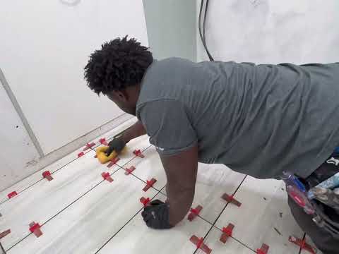 HOW TO INSTALL A BATHROOM TILE FLOOR ! #diy #bathroomremodel #baño #tiles #renovation #durock #home 