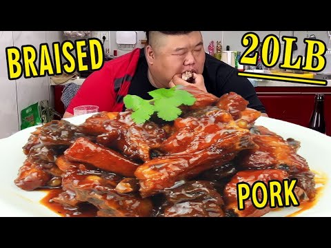 Monkey Brother uses half a pork chop to make "plum ribs", chopping large pieces and stir-frying