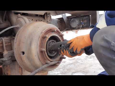 Tubeless tires on ZIL-4514, removing brake drum, trying on R-19.5 disks (part 1)