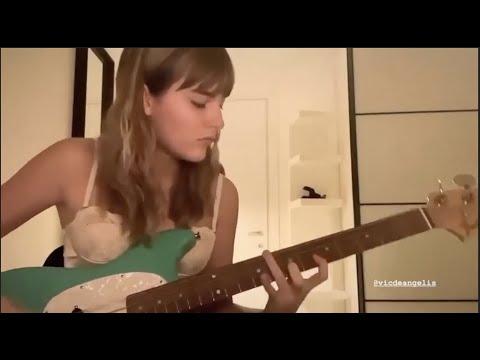 Victoria De Angelis Blessing Our Ears With Her Bass For 4 Minutes