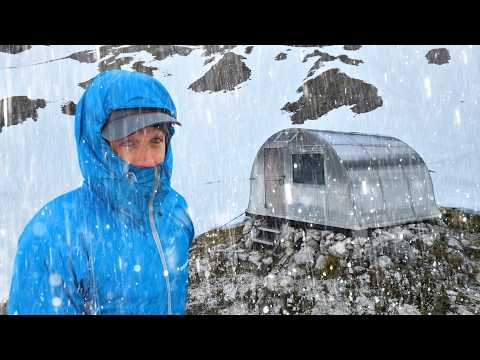 Metallkapsel in den Bergen – Übernachtung bei Wind und Regen