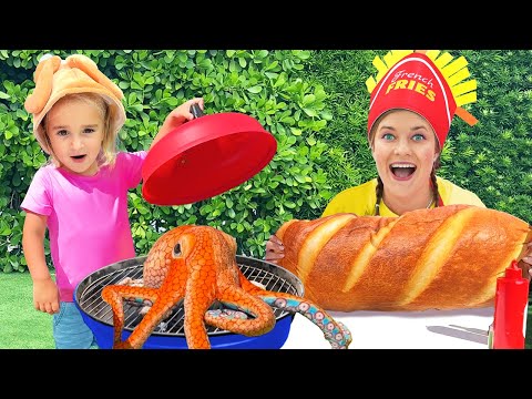 Alice e a tia estão brincando de restaurante