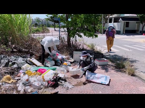 My neighbor told me that this sidewalk dump has not been cleaned for more than 5 years.