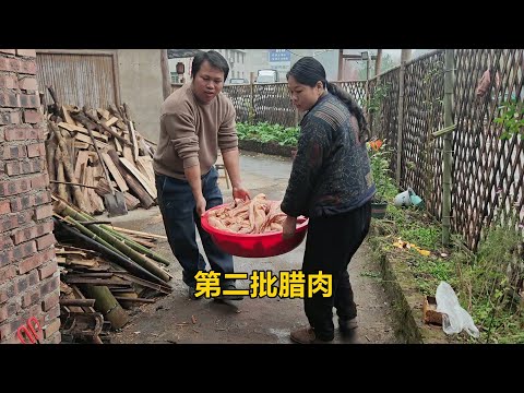 The second batch of cured pork has been put on the kang (heated brick bed), and the vegetables in...