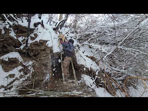 Snowy winter camping/Building the PERFECT bushcraft cave secret shelter for survival