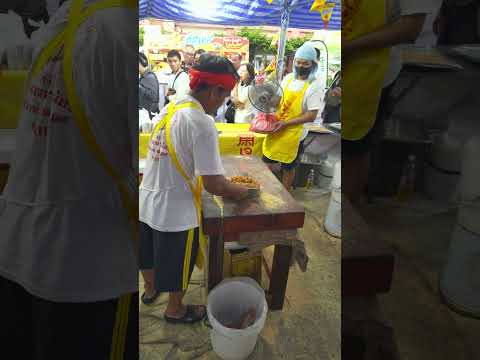 Bangkok’s Once-a-Year Peanut Candy Tradition