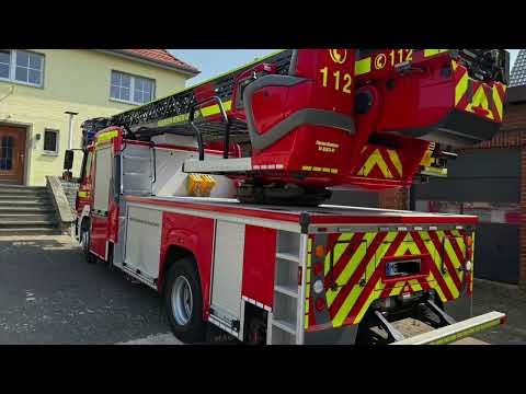 Feuerwehr Drehleiter - Rauchgas und Säurenebel
