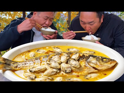 大哥帶回十斤大魚，二弟做“大魚燉生蠔”，香辣下飯真過癮【鐵鍋視頻】