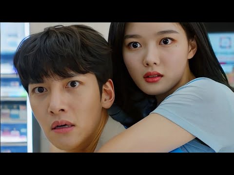 بنوته شبر ونص ,بتوقع شاب فقير في حبها وبتختفي لمده 4 سنين ولما بترجع بتلاقيه غني وبتشتغل عنده