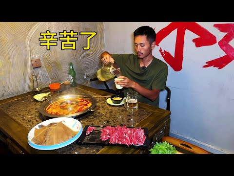 骑行75公里来到乌鲁木齐，入住豪华酒店休息，吃顿美味的火锅补补