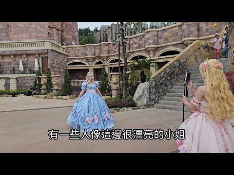 台版迪士尼 歐樂沃築夢城堡過了試營運期 還值得去逛嗎？設計更完善 商品餐廳規劃更齊全 可以露天休閒￼飲食 買伴手禮還可以穿著漂亮的公主服在這邊拍照￼結合古代神聖可可 與現在休閒巧克力 充滿創意與美學