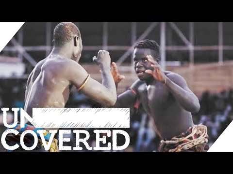 Das Geschäft mit der Gewalt: letzte Hoffnung aus der Armut im Senegal. | Uncovered mit Thilo Mischke