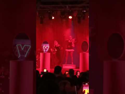 Juliana Gattas - Borracha en un baño ajeno.