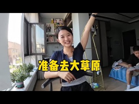 A person and a car drive to the vast grassland of Hulunbeir in Inner Mongolia for a self-driving to