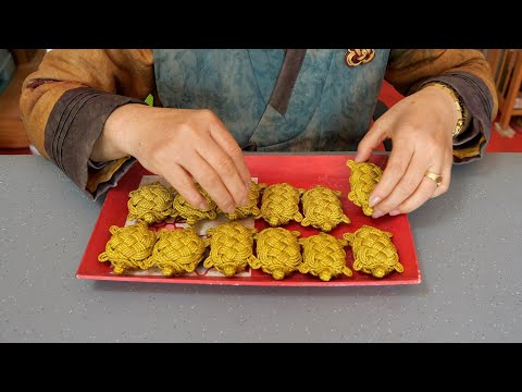 The process of making a beautiful knot brooch. Korean knot craftsman