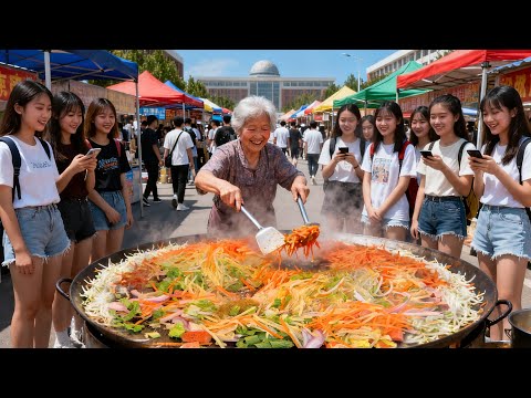 逛中国山东大集,感受最有青春气息的集市!烟火里的青春记忆!5元吃到撑!山东碳水江湖超硬核!2元梅花糕必买、秘制驴打滚必吃!沂蒙铁板烧菜煎饼7元管饱,东北老式拌辣串震惊味蕾!各种特色美食,学生疯狂抢购