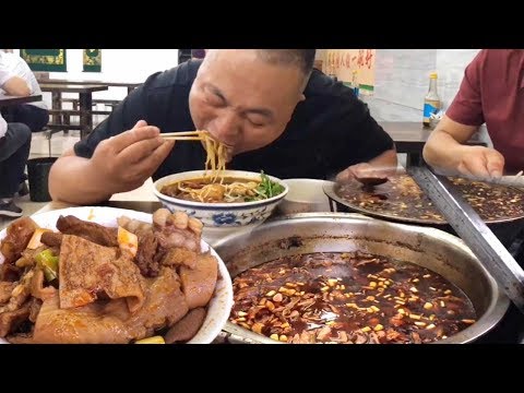 中国十大面之一，襄阳牛肉面，14元一碗再加10元牛杂，喝早酒快活！【唐哥美食】