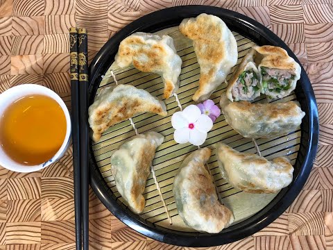 [香煎韭菜鍋貼]-色澤金黃，大小適中，皮薄餡靚，嫩滑有汁，皮松脆香口，五花肉鮮味嫩滑，韭菜惹味，制作簡單，方便快捷，很適合家庭早，午，晚餐享用。